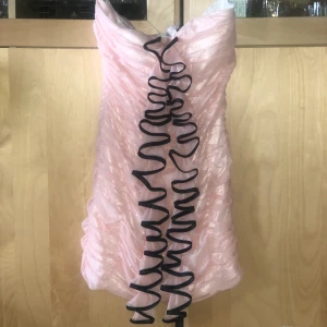 Bandeauklänning - Bandeauklänning från vad som står på lappen Rare, aldrig använt den och den har bara hängt i garderoben. Strl 10, svensk storlek 36. Normal 36:a.❤️  frakt ingår inte i priset❣️