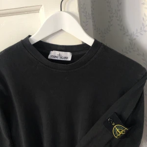 Svart Stone island tröja, S - En sparsamt använd Stone island tröja i gott skick. Passar som en storlek S. Inga skador, och qr-kod finns. Priset går att förhandla vid snabb affär. Köpare står för frakt