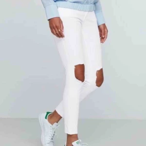  - Helt nya vita jeans från Gina. Köpta för många år sen men aldrig använda. Prislapp sitter kvar. De är stretchiga och formar rumpan fint, är ej genomskinlig!   Fri frakt 