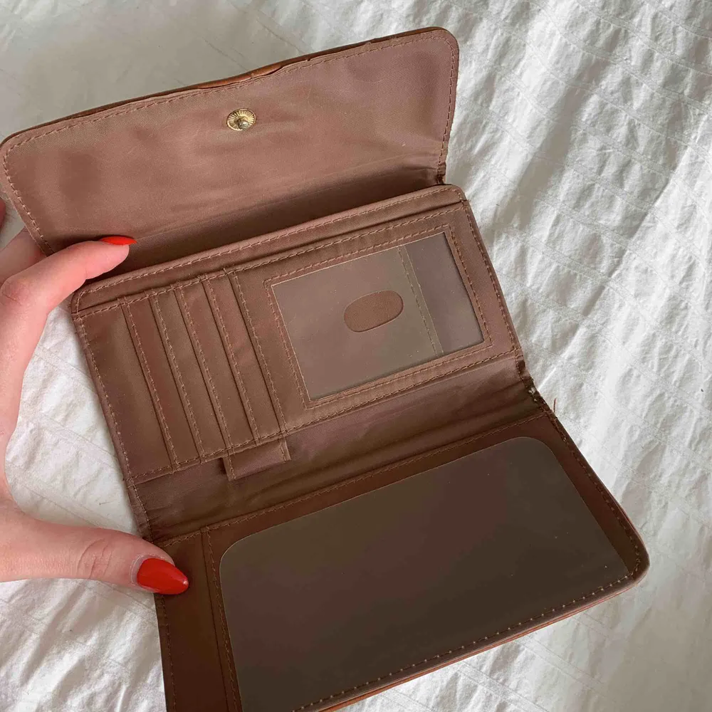 Vintage Ralph Lauren wallet ! Has space for a passport! Really good condition, barely used. Original price was 1200 kr selling for 450 ! Meet up in stockholm or pay for shipping 💞. Accessoarer.