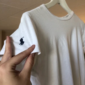 Ralph lauren tshirt  - T shirt från ralph lauren med en liten diskret häst på höger Axel. Runt tyg, skönt på sommaren. 