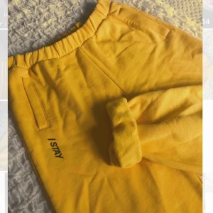  - Mysiga och snygga gula mjukisbyxor från carlings, märket STAY🌟 knappt använda och är i nyskick🤩 frakt tillkommer📦