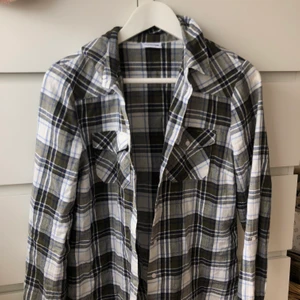Rutig skjorta - Jätte snygg rutig skjorta i storlek S! Från noisey may! 150 kr