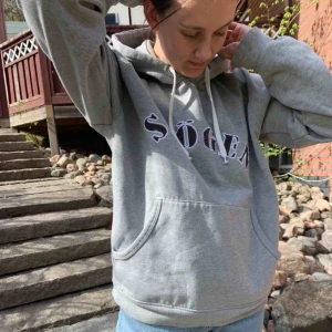  - Den sitter som en M, älskar denna men har för många hoodies! Superskön och varm på sommarkvällar! Kan mötas i Gbg annars tillkommer frakt 🚚 