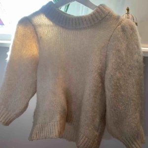  - Stickad trekvarts från ginatricot, relativt nopprig. 