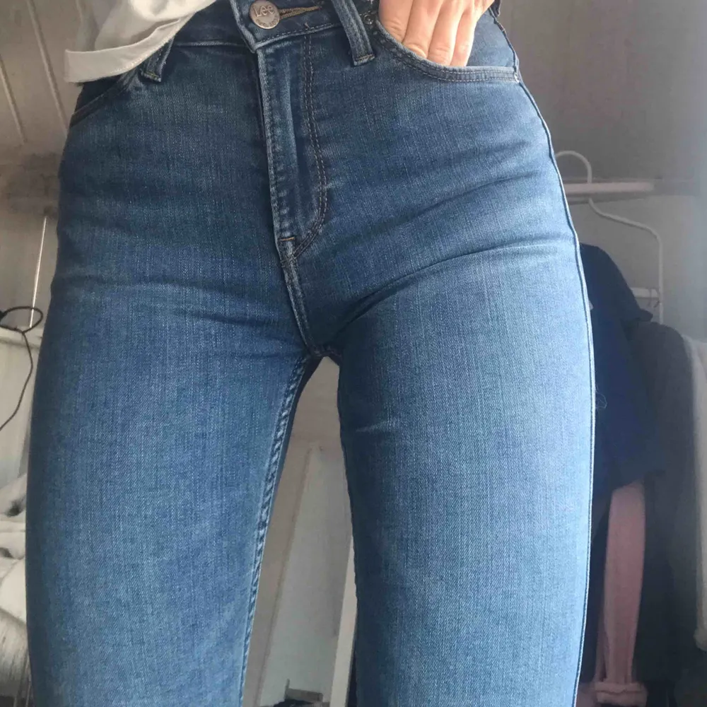 Ett per jätte snygga LEE jeans helt oanvända. De är i jätte fint skick och super fin blå färg. De är avklippta längst ner. Frakt kostnad på ca 30kr tillkommer. Jeans & Byxor.