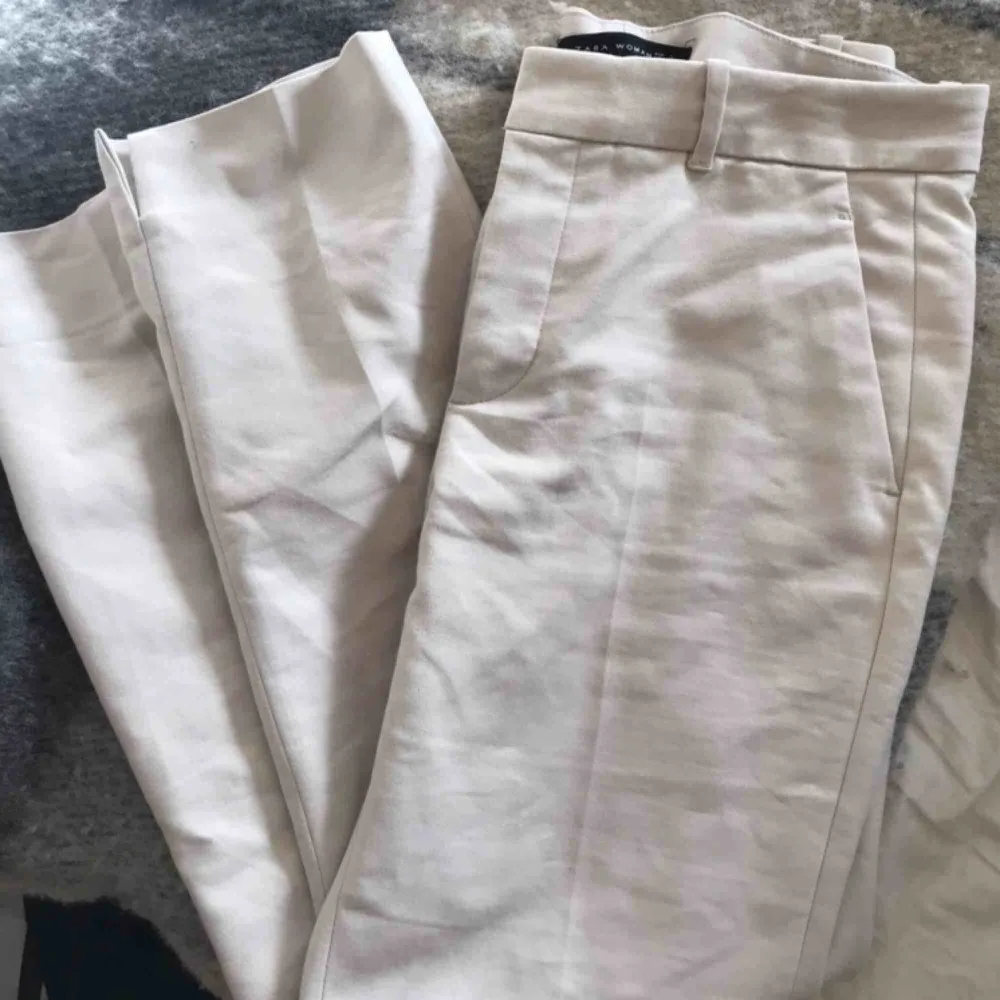 Beigea kostymbyxor från ZARA, storlek 36. Jeans & Byxor.
