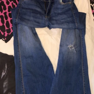 Blåa Dr demin jeans - Blåa dr demin jeans nypris 500 säljs för 200 pris kan sänkas vid snabb affär💕 Stretchigt material har likadana i vit också fast utan hållen!