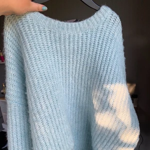 Ljusblå tröja - Superfin ljusblå stickad tröja från Zara, strl S men ganska oversized 💙 frakten är inkluderad i priset!
