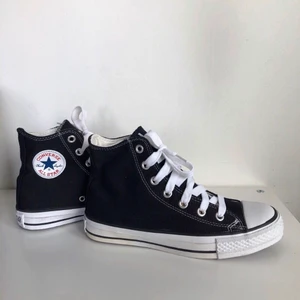 Svarta converse  - Svarta nya converse i storlek 37- 37,5. Frakt tillkommer!!
