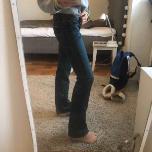  - Assnygga jeans men de är tyvärr för små.