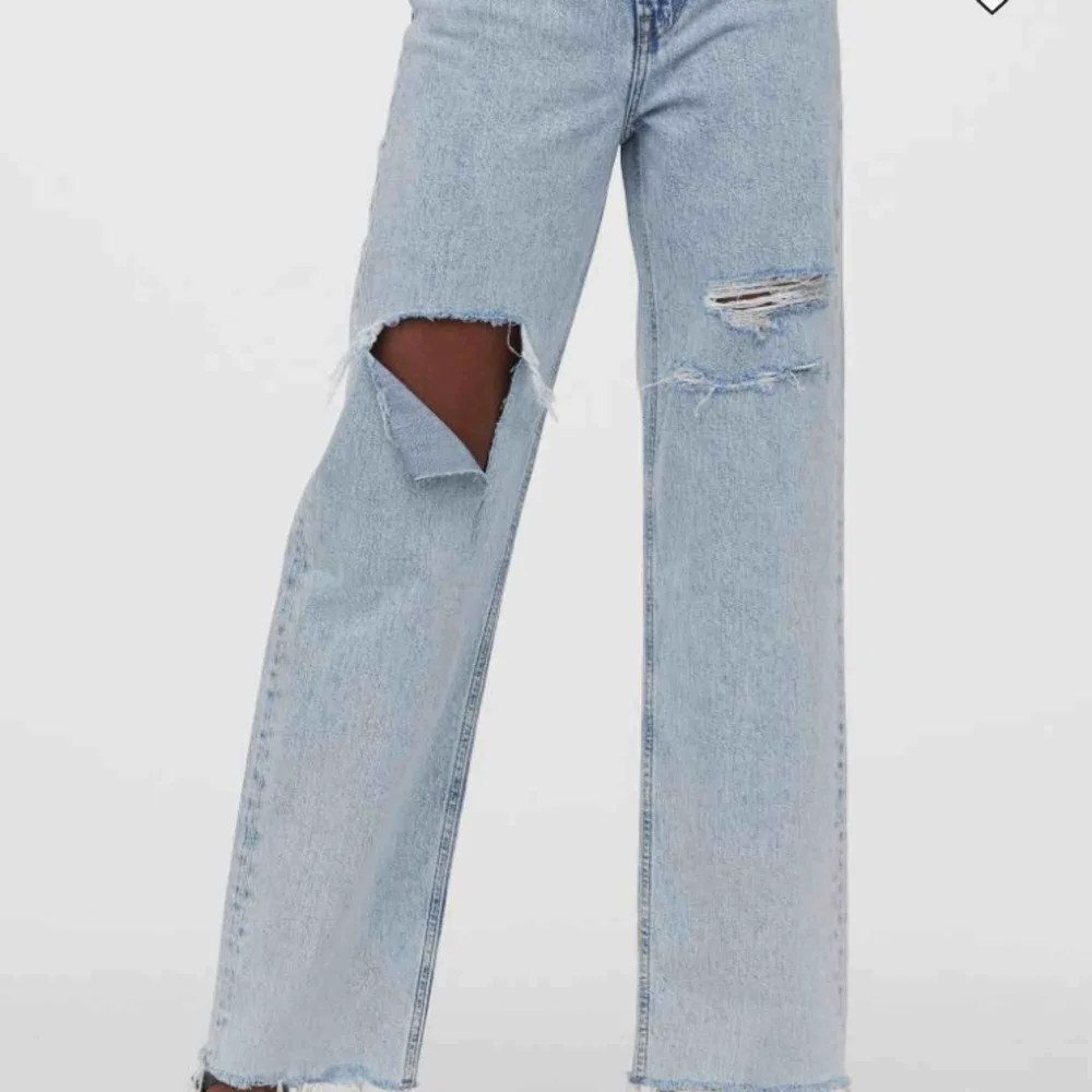 Ljusblå vida jeans från H&M. Va för korta på mig (175 typ) ❤️ slutsålda i storlek 36 därav blir de budgivning!. Jeans & Byxor.