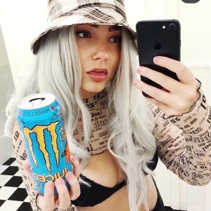 Silverblond frontlace wig - I fint skick! Lockig och tjock :) 