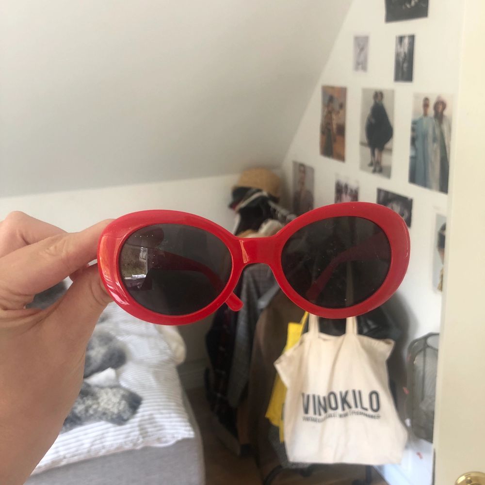 Röda solglasögon - Accessoarer | Plick Second Hand