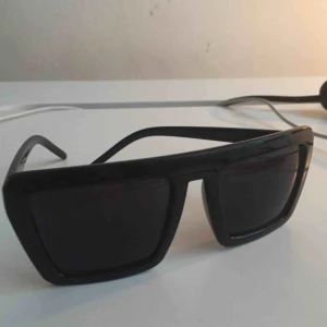  - Så coola solglasögon, bra skick🖤