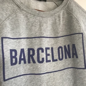 Tjocktröja från Forever 21 - Tjocktröja med Barcelona tryck. Köparen står för frakten på 40kr