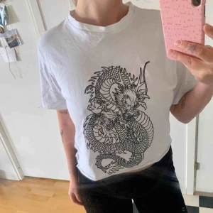  - Jättesnygg avklippta t-shirt från Nelly, har klippt av den själv, använd få gånger, säljes för jag har en liknande jag använder mer, slutsåld på hemsidan, nypris 250kr ☺️ frakt 42kr tillkommer