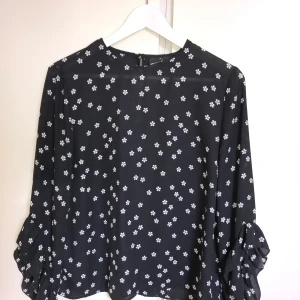 Blus strl 38 - Fin blus från Gina Tricot. Lite använd🌸