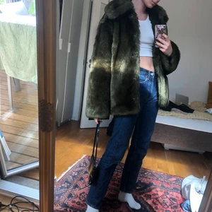Päls jacka  - (Fake) Grön/ljus grön päls jacka! Från & other stories. Bara andvänd 1 gång så pälsen är som i nytt skick. Orginal priset var på 1500 kr men säljer för 800, meddela för bättre bilder. 