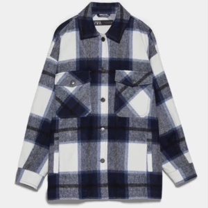 Rutig jacka från Zara - Den populära blårutiga jackan från Zara! Använd men i gott skick. Nypris: 549kr och den är slutsåld på hemsidan. Fraken är inkluderad i priset och betalningen sker via Swish.