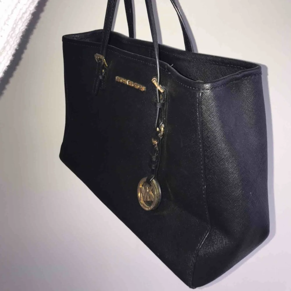 Michael Kors väska 💼  Buda i kommentarerna 💘. Accessoarer.