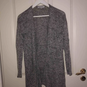  - Super mjuk grå och svart kofta