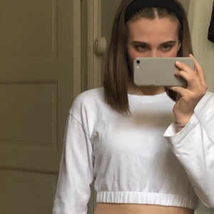 Vit tröja från weekday - Snygg vit kort tröja från weekday. Sjukt fin men har tyvärr inte känt mig bekväm i den eftersom att den varit lite litenoch därför inte använt den mycket. Jag har xs-s men hade velat ha S i denna.