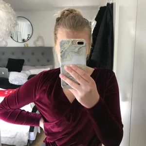Blus - Fin blus i velvet. Endast använd en gång. Köparen står för eventuell frakt📦