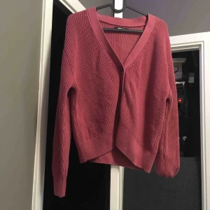  - Fin stickad tröja/kofta ❤️❤️ mycket bra skick. Man kan ha den uppknäppta på som på bilder eller ha den helt knäppta.