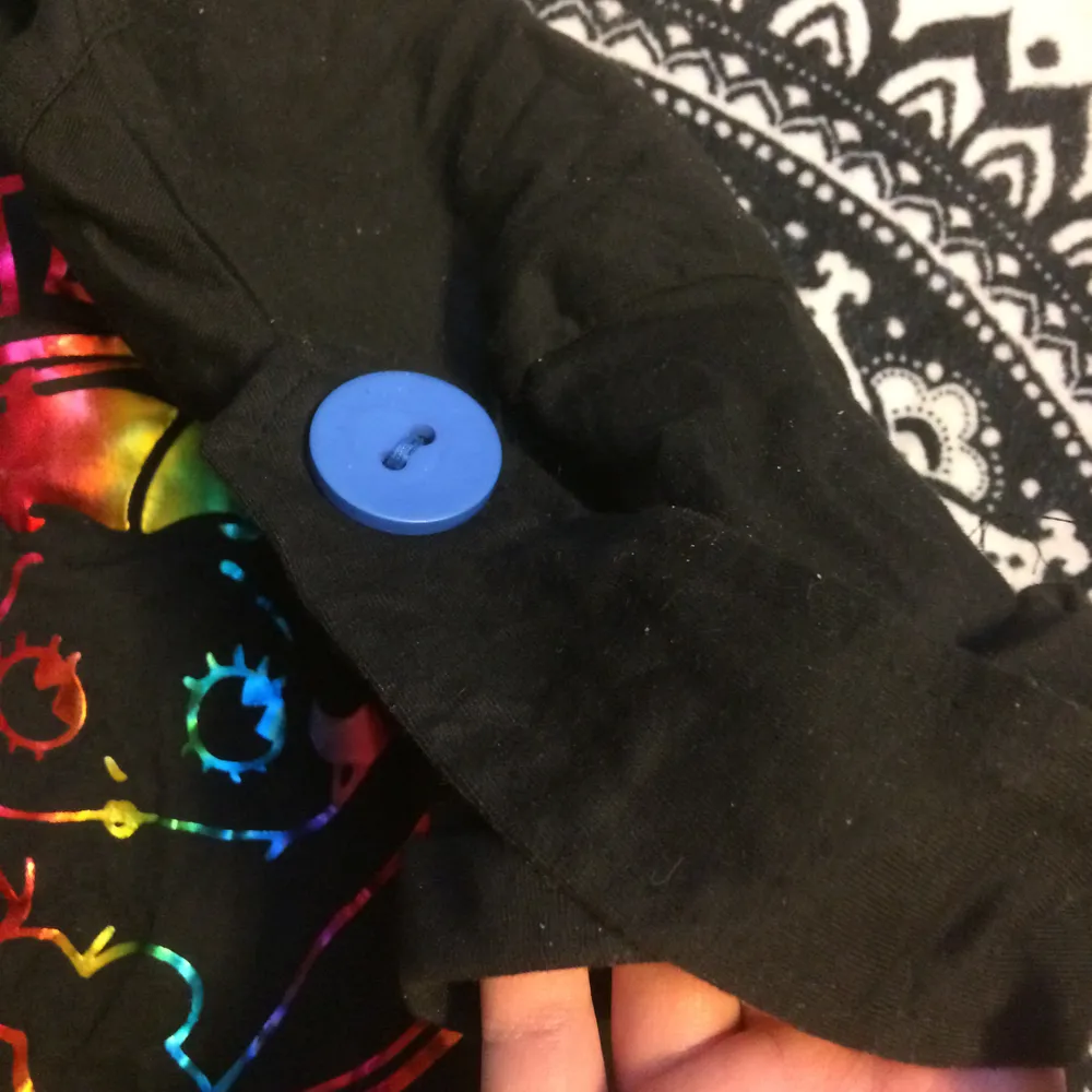 Betty Boop tshirt/Top i storlek L med print i metallicfärger. Använd nån enstaka gång så i fint skick :) priset är inkl vanlig frakt.. Toppar.