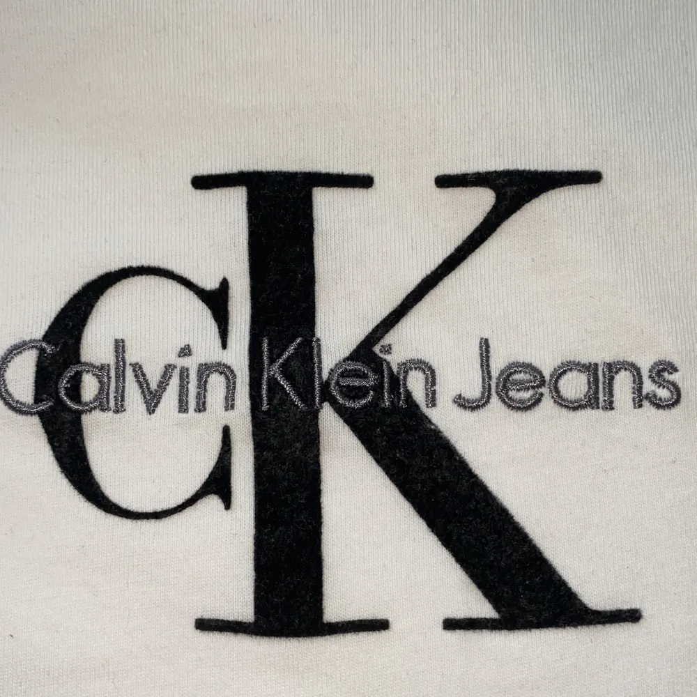Vit, Långärmad Calvin Klein tröja. Storlek S. Använd 5 gånger så jätte fint skick❤️. Tröjor & Koftor.
