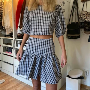  - Kjol strl 36, tröja strl 38. Aldrig använt. 