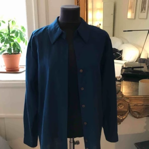  - Oversized skjorta i fin blå färg! Superfint skick 💙