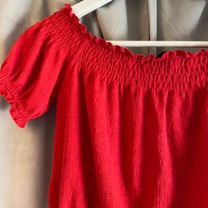  - Pris kan diskuteras! Röd off-shoulder topp! 