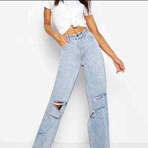 Säljer dessa ursnygg jeans från boohoo då de tyvärr är lite för stora för mig. Perfekta för dig som är lite längre och har svårt att hitta jeans som är bra i längden. Jag är 175 och de sitter perfekt på mig! 🥰 många intresserade så buda!😊