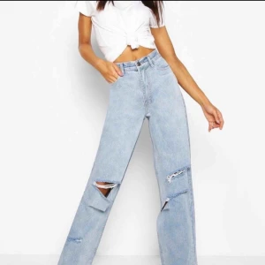  - Säljer dessa ursnygg jeans från boohoo då de tyvärr är lite för stora för mig. Perfekta för dig som är lite längre och har svårt att hitta jeans som är bra i längden. Jag är 175 och de sitter perfekt på mig! 🥰 många intresserade så buda!😊