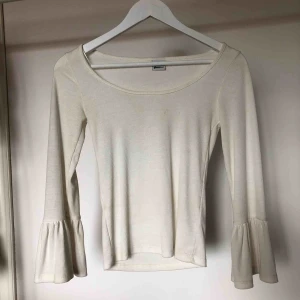  - Tröja med volang längst ner på ärmarna. 