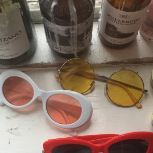 Tre par solglasögon - Ett par kostar 45kr alla kostar 65kr!Tre par fina solglasögon inför sommar och vår! Kommer ej till användning! Fint skick! 