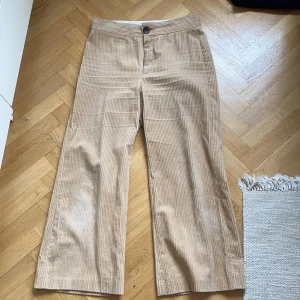 Manchesterbyxor zara - Ett par trendiga manchesterbyxor i beige färg från zara. Köpta för 200-300kr någonstans där använda endast några få gånger och säljs pga att jag inte använder dem. Storlek 38