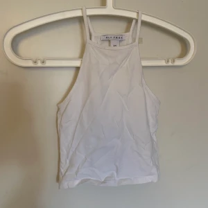 Vitt kort linne - Säljer detta fina via linne  hör av dig om du är intresserad eller har frågor kram!💓💓