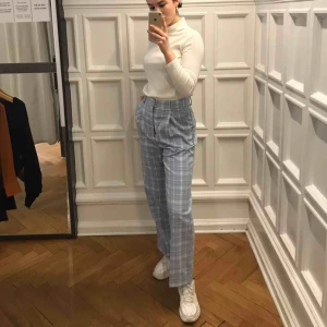  - Supersköna högmidjade ljusblå byxor från GinaTricot. Sparsamt använda. Köparen står för frakt. (Jag på bilden är 172 cm)