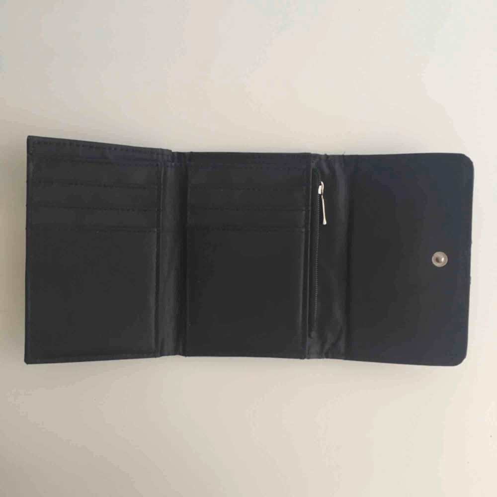 Fin plånbok med rosett på framsidan | Plick Second Hand