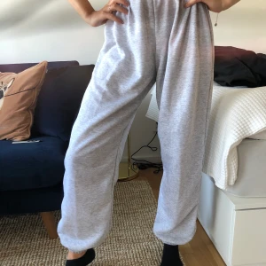 Mjukisbyxor från Boohoo - Gråa mjukisbyxor från Boohoo, aldrig använda. Storlek 40. Finns att hämta i Malmö/Lund annars tillkommer frakt. 