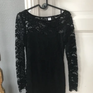 Spetsklänning - Svart klänning i spets från H&M, storlek 34
