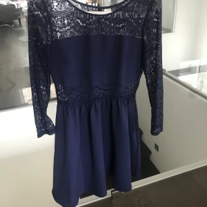  klänning med spets  - Fin blå klänning med spets på ärmar och magen 