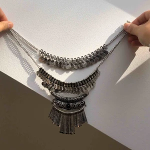  - Yet astufft halsband i smutsigt silver. Går att göra längre eller så att det sitter tight. 