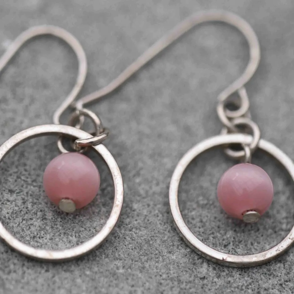 Rosa fina örhängen 🌷  Frakt på 11kr tillkommer, passa på att köpa mer💛💛💛  #pink #earings #örhängen #silver #guld #smycken #secondhand #humana . Accessoarer.