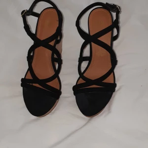 Black wage shoes - The shoes are as new as you can see them on the picture.  They are in very good condition and not won a lot. I bought them from H&M. Nice shoes for outing. This is a given price because I'm clearing my wardrobe.