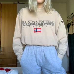 Sweatshirt - Beige sweatshirt från napapijri, begagnat skick köpt på Mad vintage i Paris. Stl S (herrstorlek)men passar xs-m. Frakt ingår i priset!