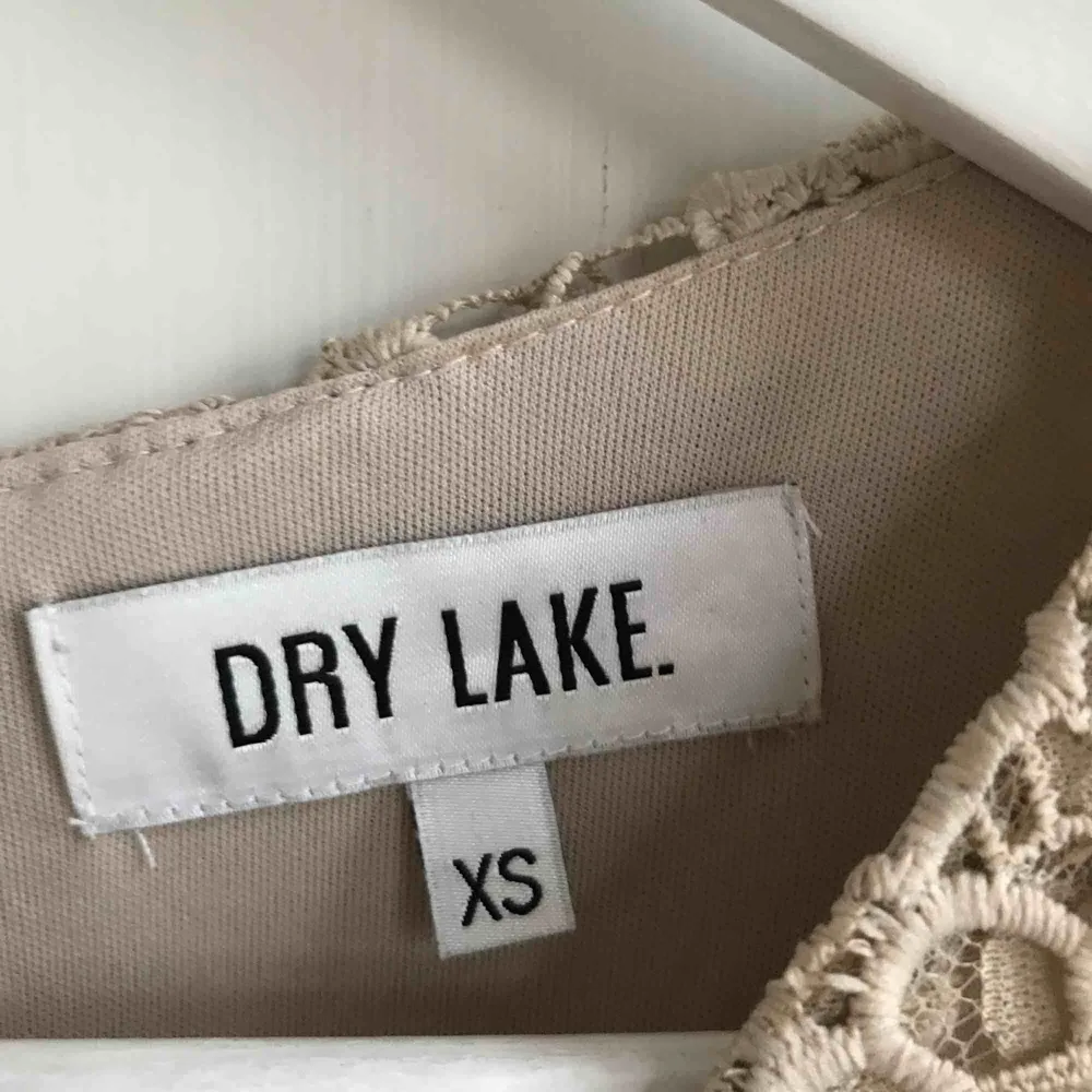 Spetsklänning från Dry Lake i storlek XS! I nytt skick! Nypris: 959kr. Klänningar.
